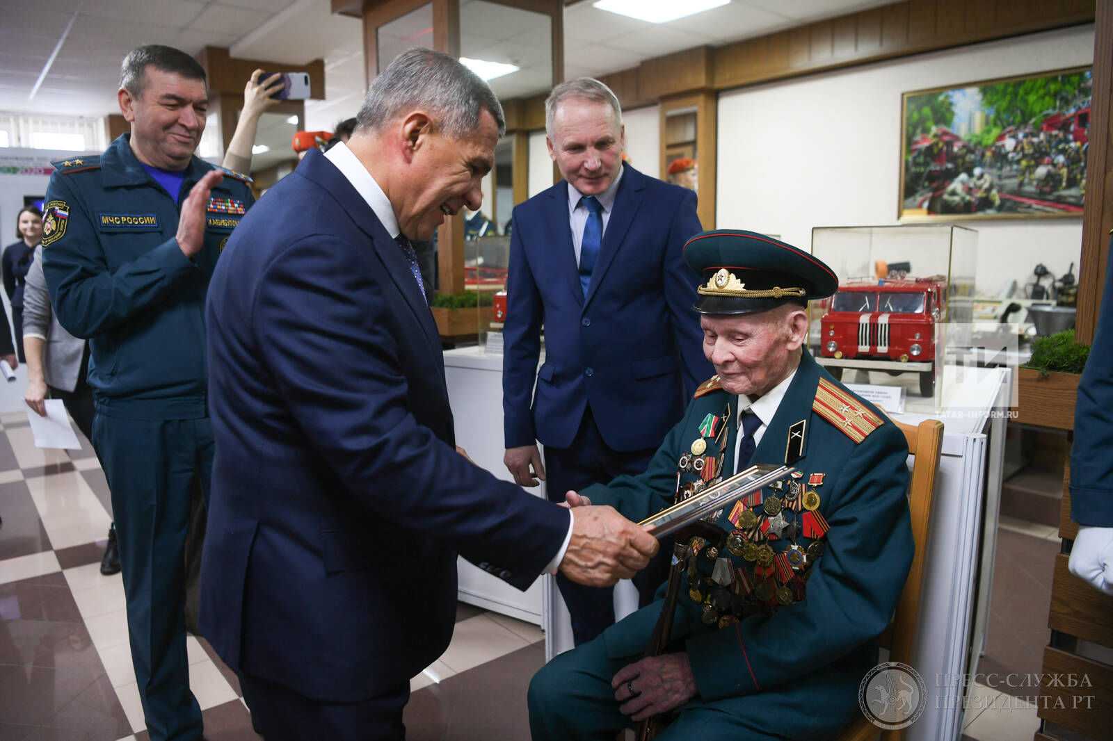 Рустам Минниханов наградил 100-летнего ветерана ВОВ и пожарной охраны