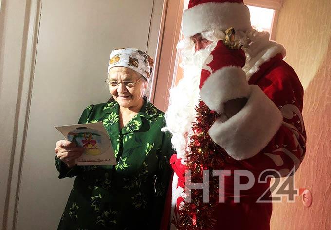 Дед Мороз НТР поздравил одиноких пенсионеров