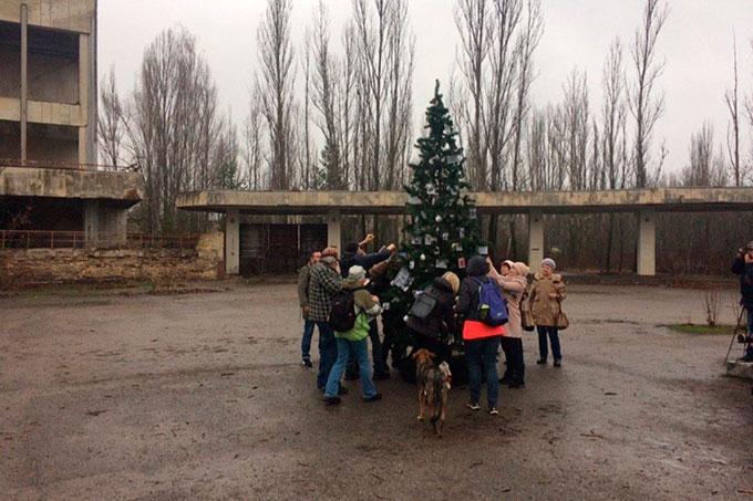В Припяти впервые после катастрофы нарядили новогоднюю ёлку