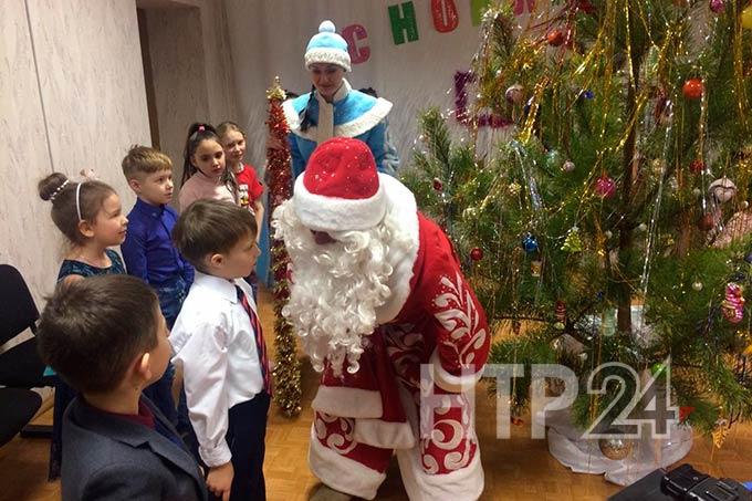 В Нижнекамске Дед Мороз навестил детей с ограниченными возможностями здоровья