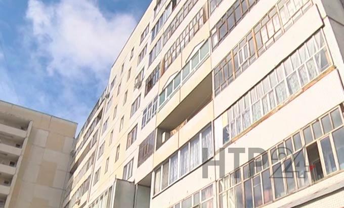 В Татарстане жители микрорайона пытались спасти повисшую на перилах балкона женщину