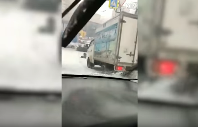 На видео попало, как мужчина спас девушку из-под колёс грузовика