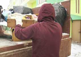 В Нижнекамске приступили к генеральной уборке в пятикомнатной квартире, где 20 лет копился мусор