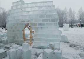 В ёлочные городки Нижнекамска завезли лёд для фигур