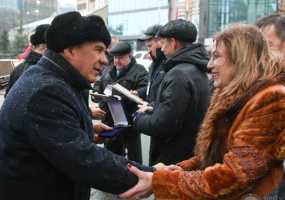 Рустам Минниханов вручил ключи от автомобилей 100 лучшим руководителям поселений РТ - НТР 24