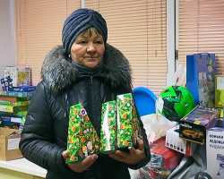С добрыми пожеланиями принесла подарки для детей Альфия Загрутдинова