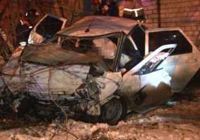 В Казани номер машины отпечатался на стене дома после ДТП, 2 человека погибли - НТР 24