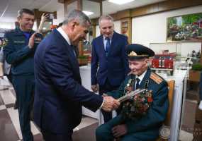 Рустам Минниханов наградил 100-летнего ветерана ВОВ и пожарной охраны