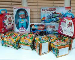 Эти игрушки и подарки принесла в приёмную Деда Мороза группа инициативных мужчин, которые вместо корпоратива решили устроить детям праздник