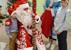 Дед Мороз НТР начал вручать маленьким нижнекамцам подарки, собранные горожанами