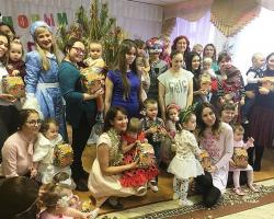 Очередной новогодний праздник в центре "Веста". Благодаря доброте нижнекамцев сладкие подарки от Деда Мороза получили 30 детей