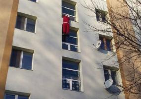 В Нижнекамске жильцы одного из домов увидели взбирающегося по фасаду Деда Мороза