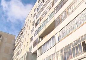 В Татарстане жители микрорайона пытались спасти повисшую на перилах балкона женщину