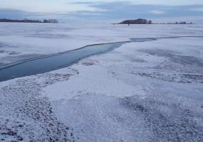 В Татарстане из-за подъёма уровня воды на реках трескается лед
