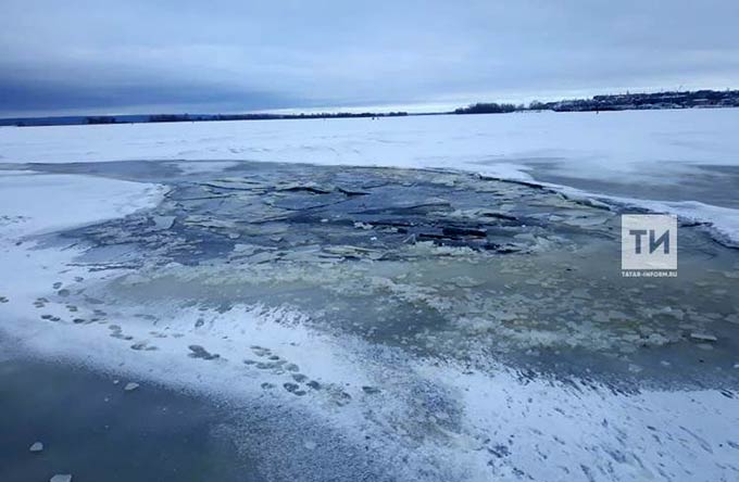 В Татарстане ведется поиск мужчины, который провалился под лед на внедорожнике