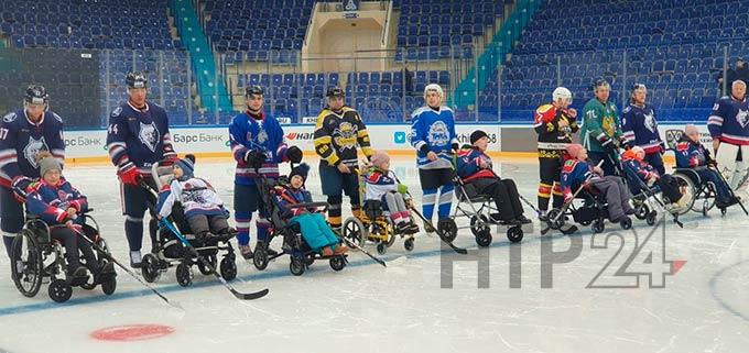 В Нижнекамске дети-инвалиды вышли на лёд с профессиональными хоккеистами
