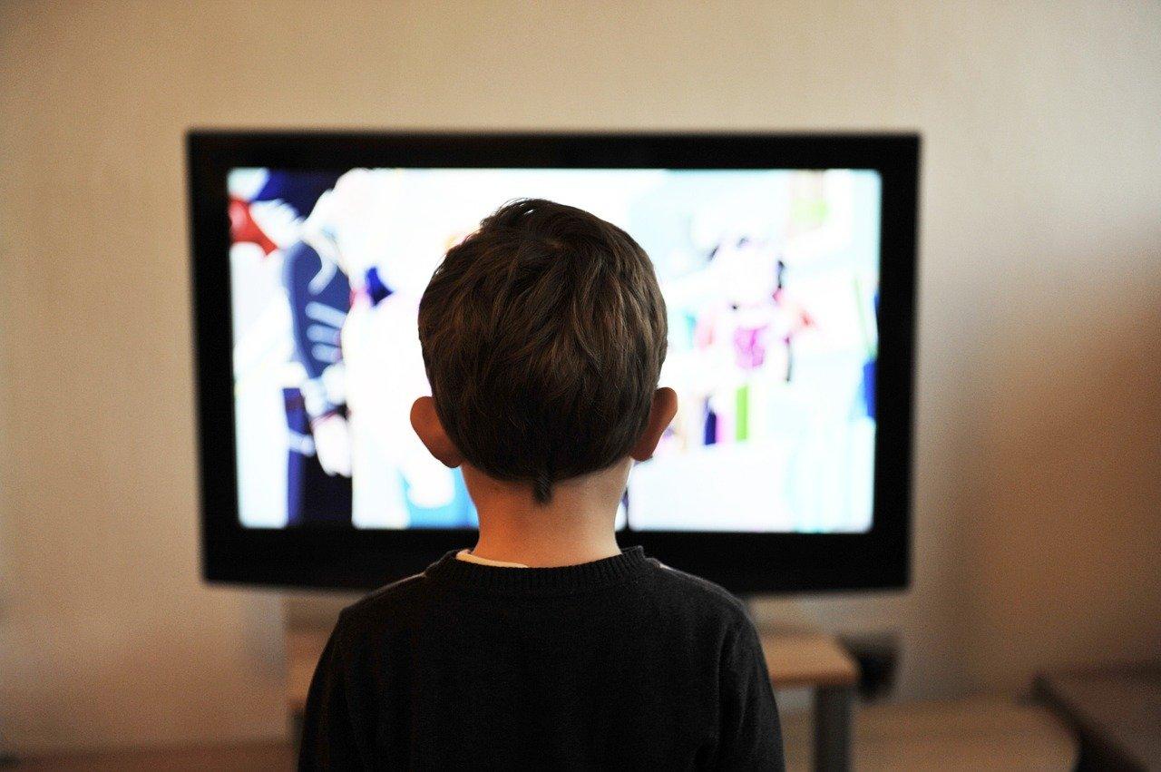 Как правильно детям смотреть телевизор