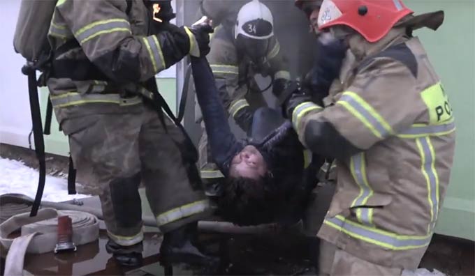 Опубликовано видео спасения женщины на пожаре в Зеленодольске