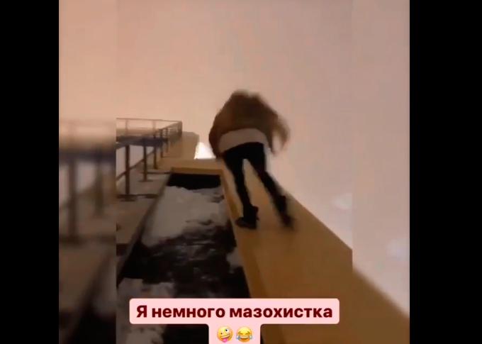 Экстремальное видео из Челнов: школьница из-за Инстаграма чуть не упала с крыши
