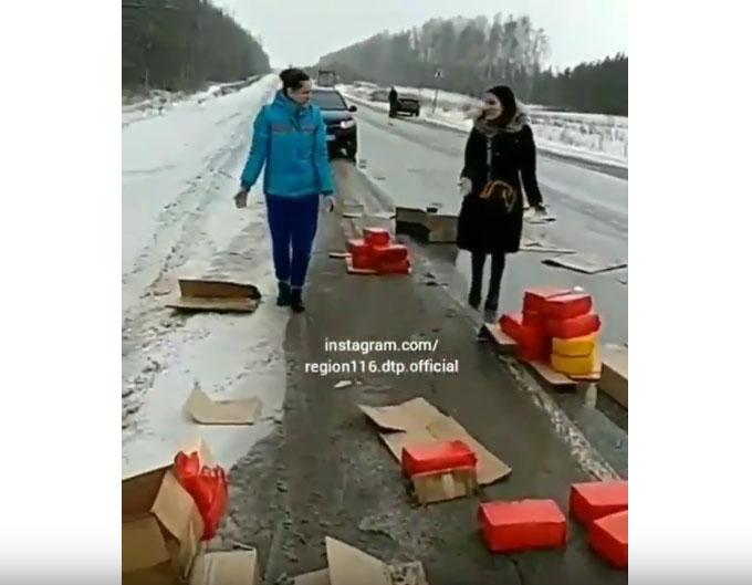 На видео сняли сырный дождь на трассе в Казань