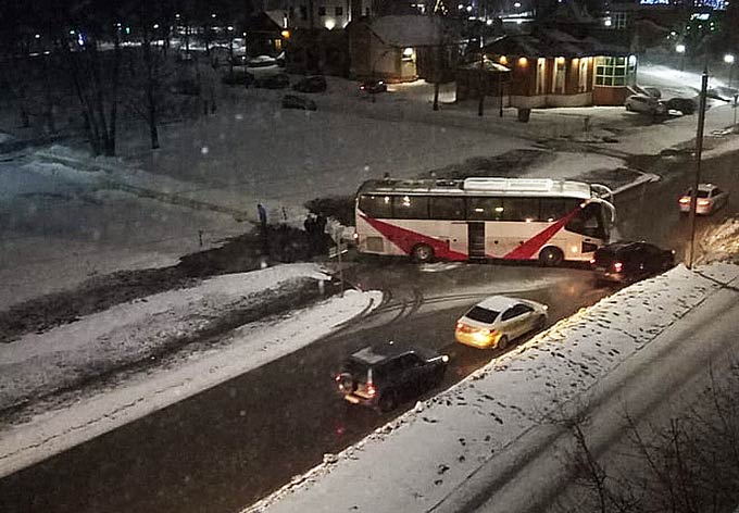 Нижнекамские водители превратили тротуар в проезжую часть из-за автобуса