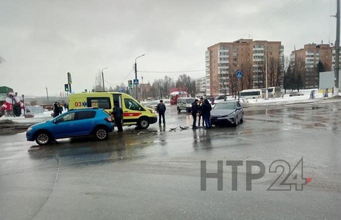 "Рено" и "Киа" столкнулись у торгового центра в Нижнекамске