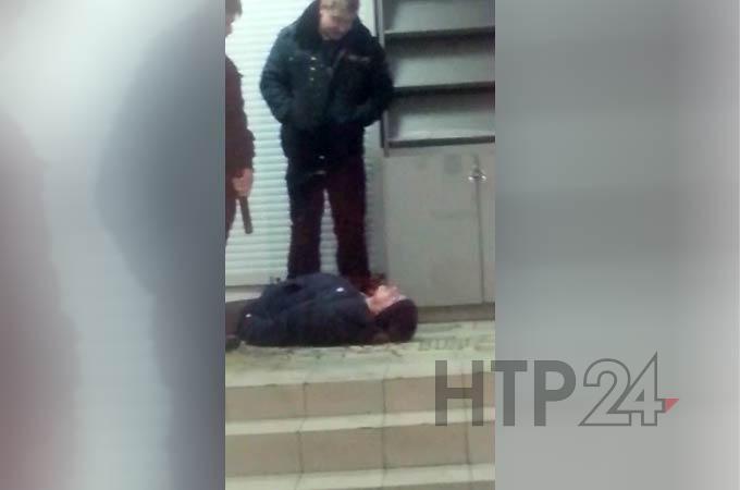 В Нижнекамске охранник ударил током посетителя торгового центра