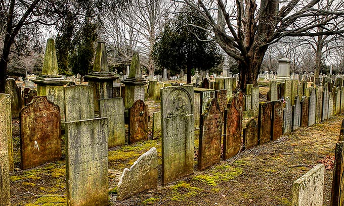 Жена установила бывшему мужу надгробие на кладбище