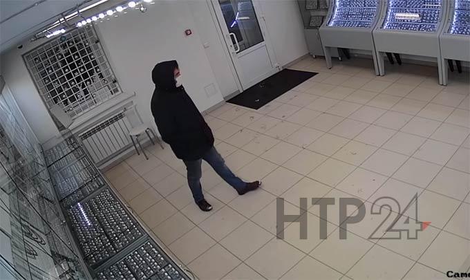 Житель Нижнекамска в медицинской маске ограбил ювелирный магазин