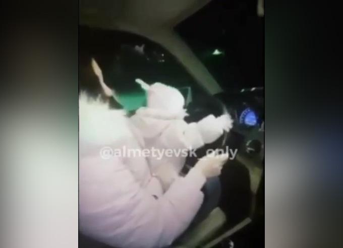 В Татарстане мать посадила 8-месячную дочь за руль машины