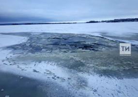 В Татарстане ведется поиск мужчины, который провалился под лед на внедорожнике