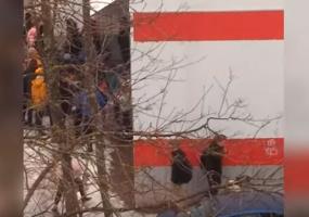 На видео попала драка двух школьниц из-за парня - НТР 24