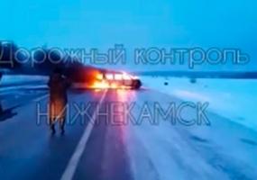 В Татарстане на федеральной трассе загорелся легковой автомобиль - НТР 24
