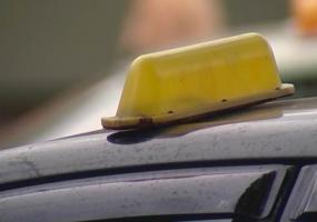 Четыре человека пострадали при падении такси с моста - НТР 24