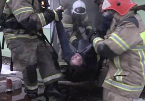 Опубликовано видео спасения женщины на пожаре в Зеленодольске