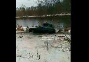 Машина во время крещенского купания провалилась в озеро в Татарстане