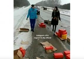 На видео сняли сырный дождь на трассе в Казань - НТР 24