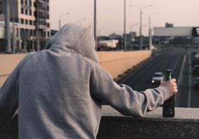 Пьяных дебоширов и нетрезвых водителей заставят лечиться - НТР 24