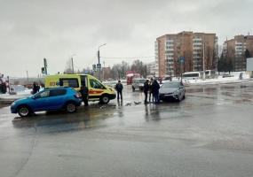 "Рено" и "Киа" столкнулись у торгового центра в Нижнекамске