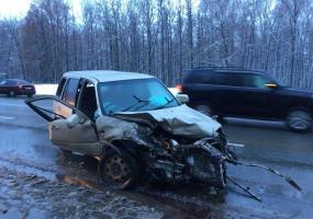 Лоб в лоб столкнулись две машины на трассе в Татарстане