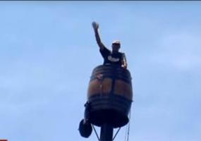 Мужчина уже больше двух месяцев сидит в винной бочке - НТР 24