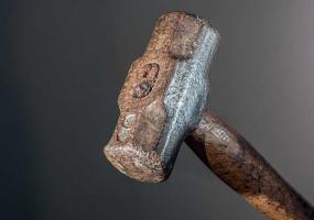 Обезумевший пенсионер чуть не убил свою супругу молотком - НТР 24