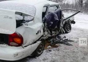 На трассе в Татарстане произошла авария с тремя автомобилями, есть пострадавшие - НТР 24