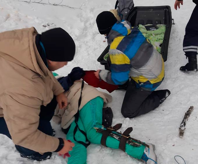 В Татарстане сотрудники МЧС спасли лыжницу, сломавшую ногу