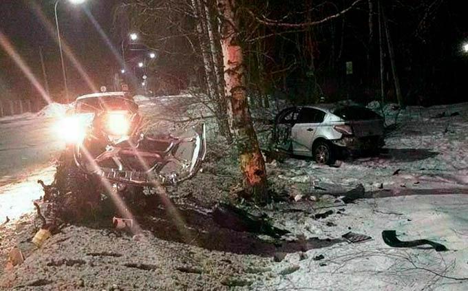 В Татарстане от столкновения с деревом у машины вылетел двигатель