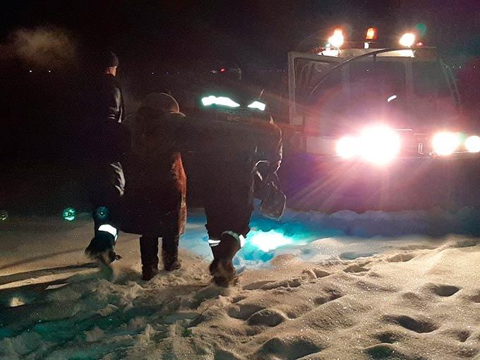Женщина вызвала спасателей, чтобы они спасли её со льдины на Каме