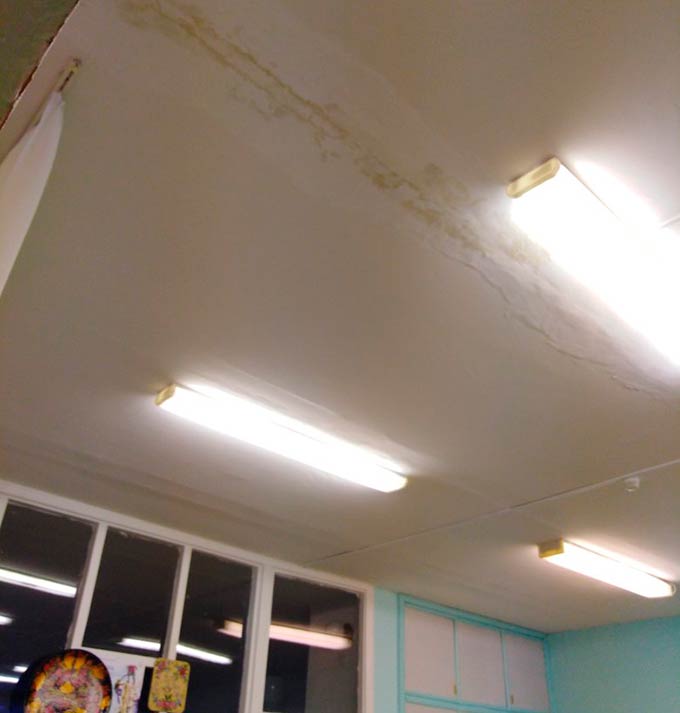Исполком Нижнекамска ответил на жалобу родителей, которые недовольны протекающей крышей в детском саду