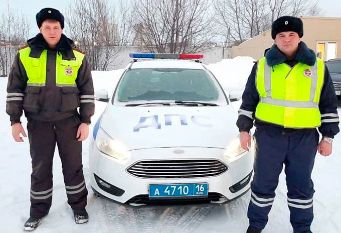 Сотрудники ГИБДД помогли татарстанцам с двумя детьми, у которых в дороге сломался автомобиль
