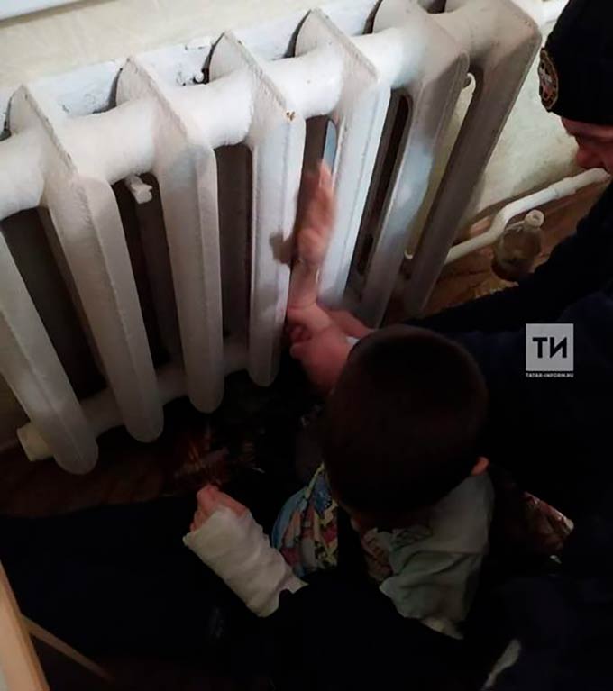 В Татарстане мальчик застрял рукой в батарее, ему помогли спасатели