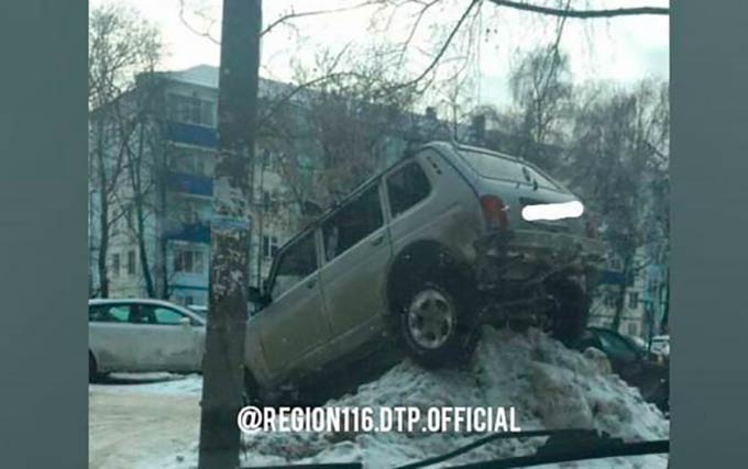 В Татарстане водителя «Нивы» прозвали «царем горы» за парковку на горе снега